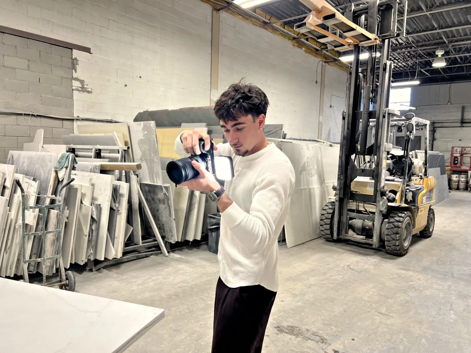 Tournage chez un fabricant de comptoirs, entre les dalles et le chariot élévateur.