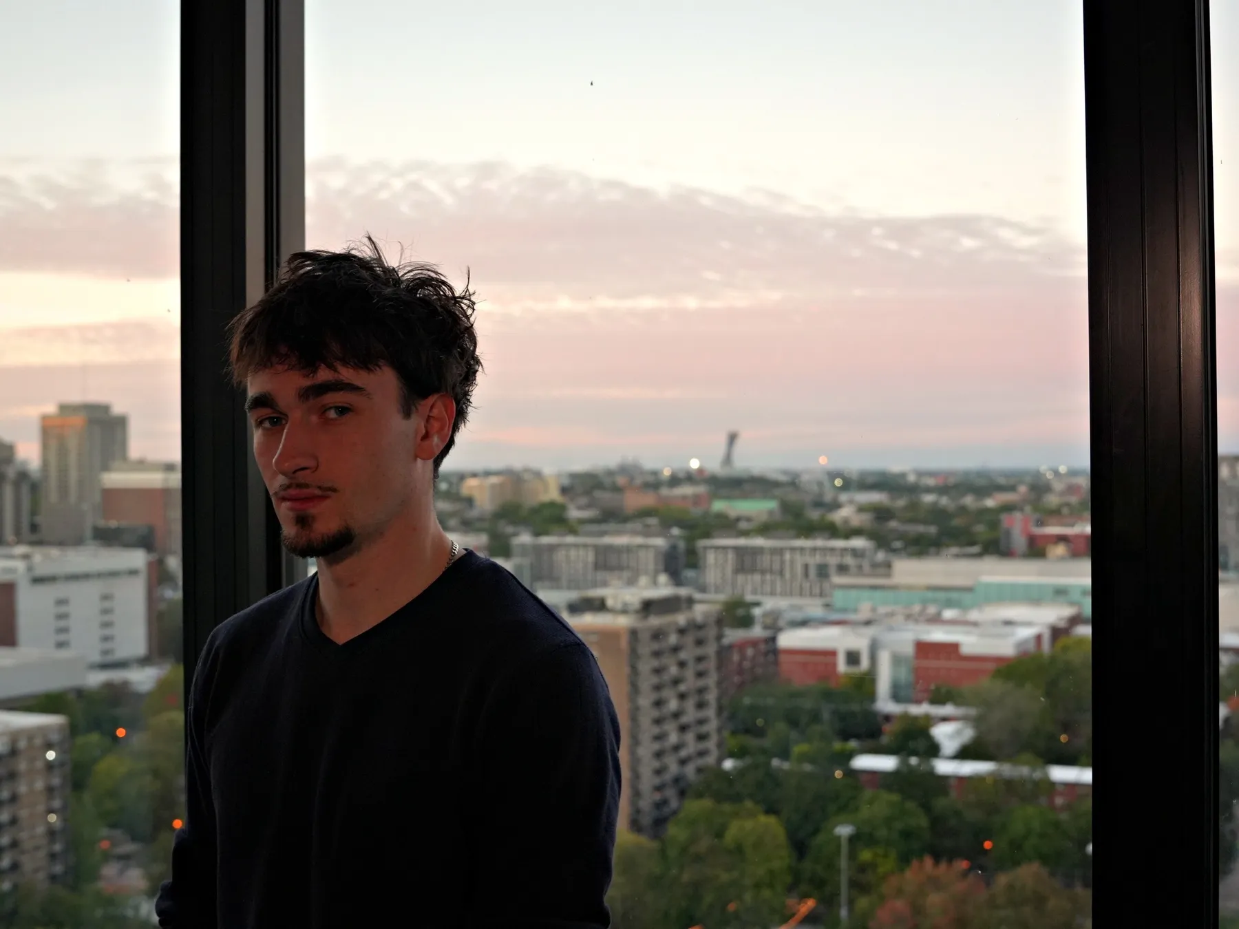 Un membre de l’équipe PULSE O devant la ville, au coucher du soleil.