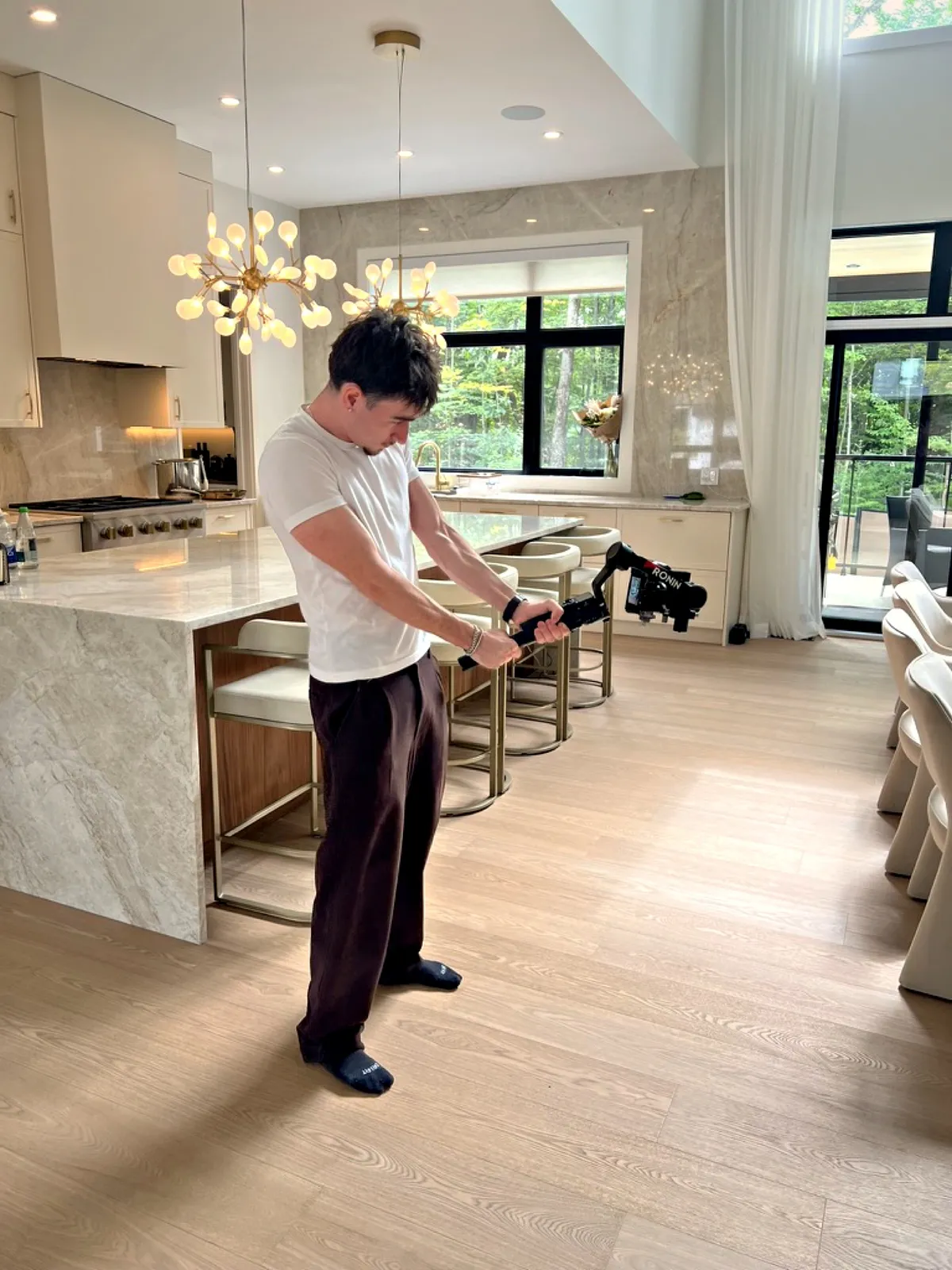 Tournage au stabilisateur dans la cuisine d’une maison haut de gamme.