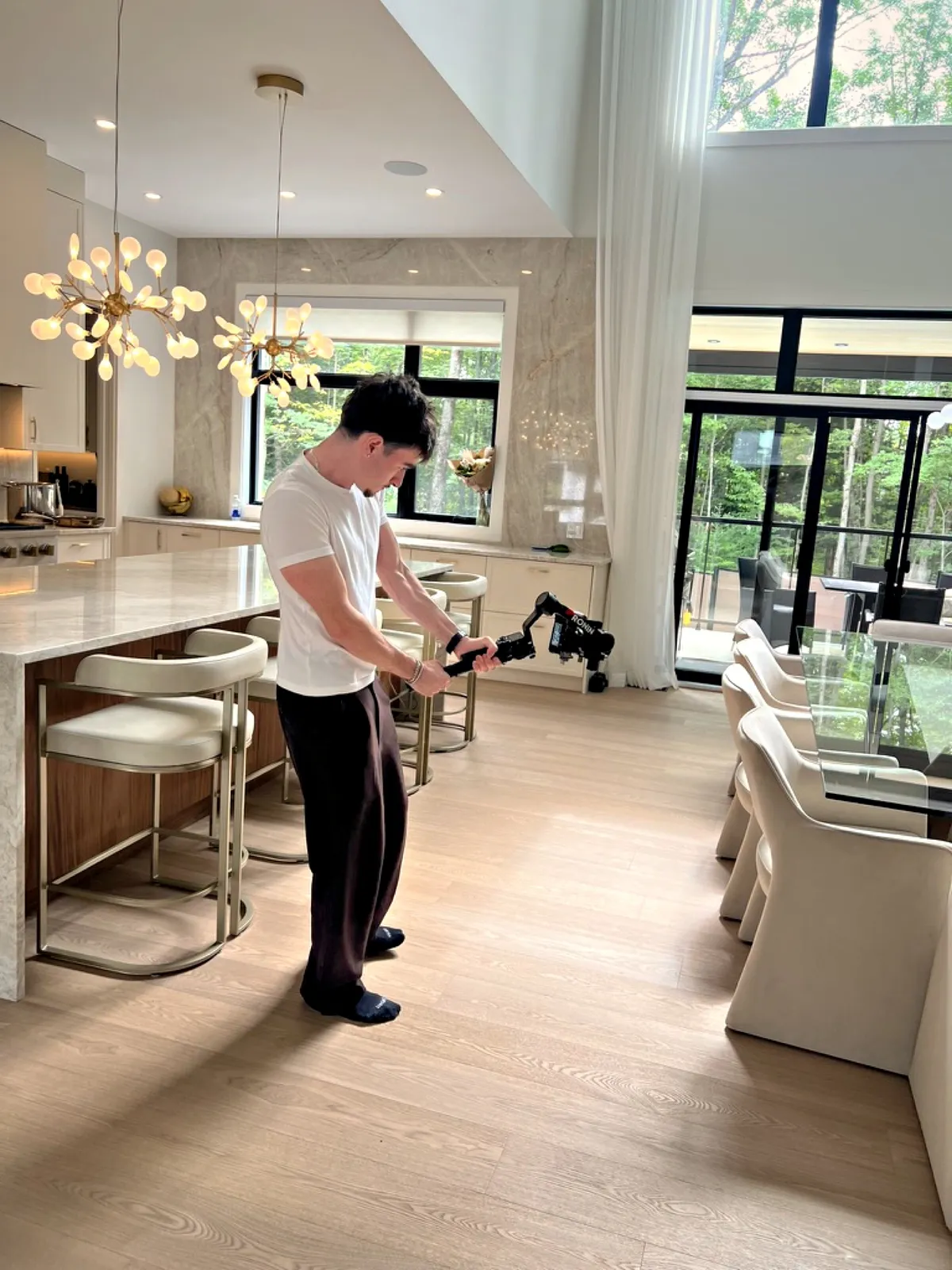 Tournage au stabilisateur dans la cuisine d’une maison haut de gamme.