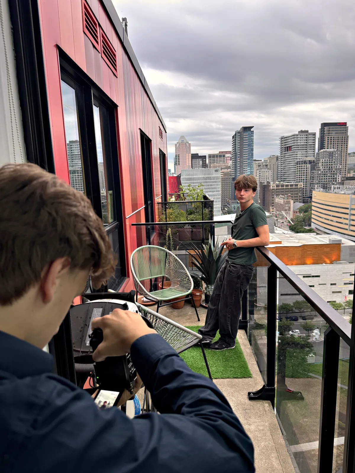 Tournage sur le balcon du bureau, au-dessus du centre-ville.