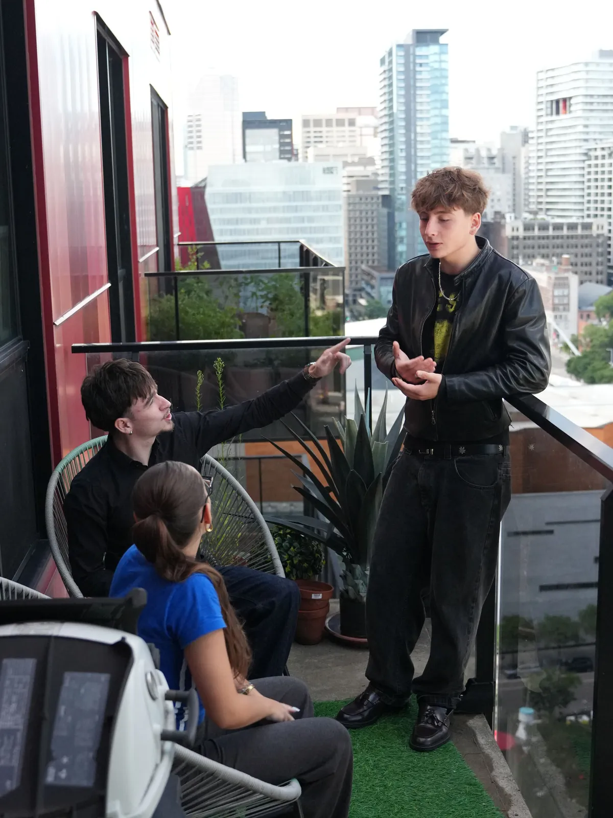 L’équipe de PULSE O en discussion sur la terrasse du bureau, le centre-ville de Montréal derrière.