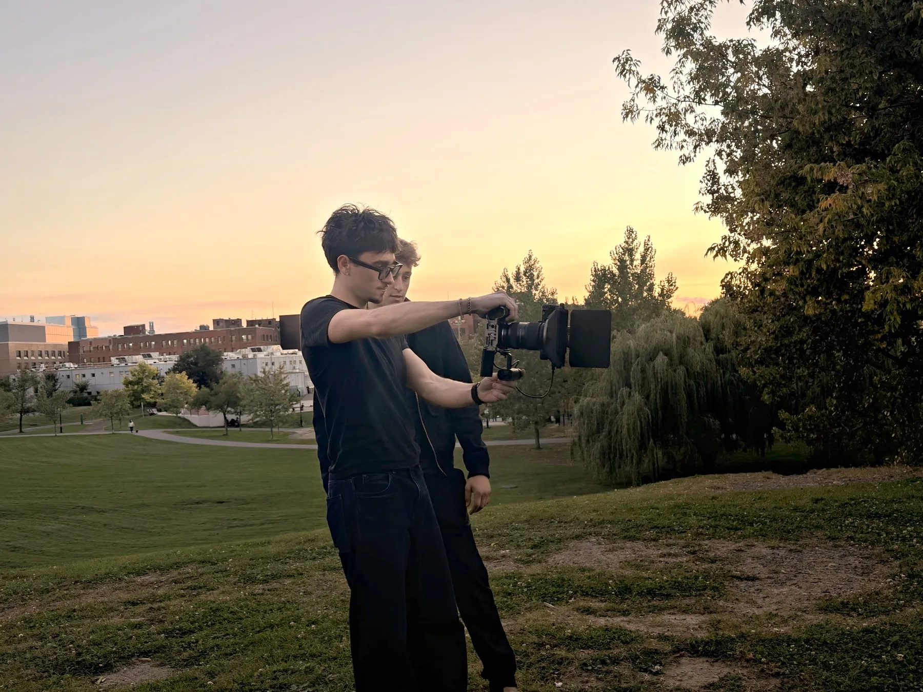 Tournage extérieur à Verdun, à l’heure dorée.